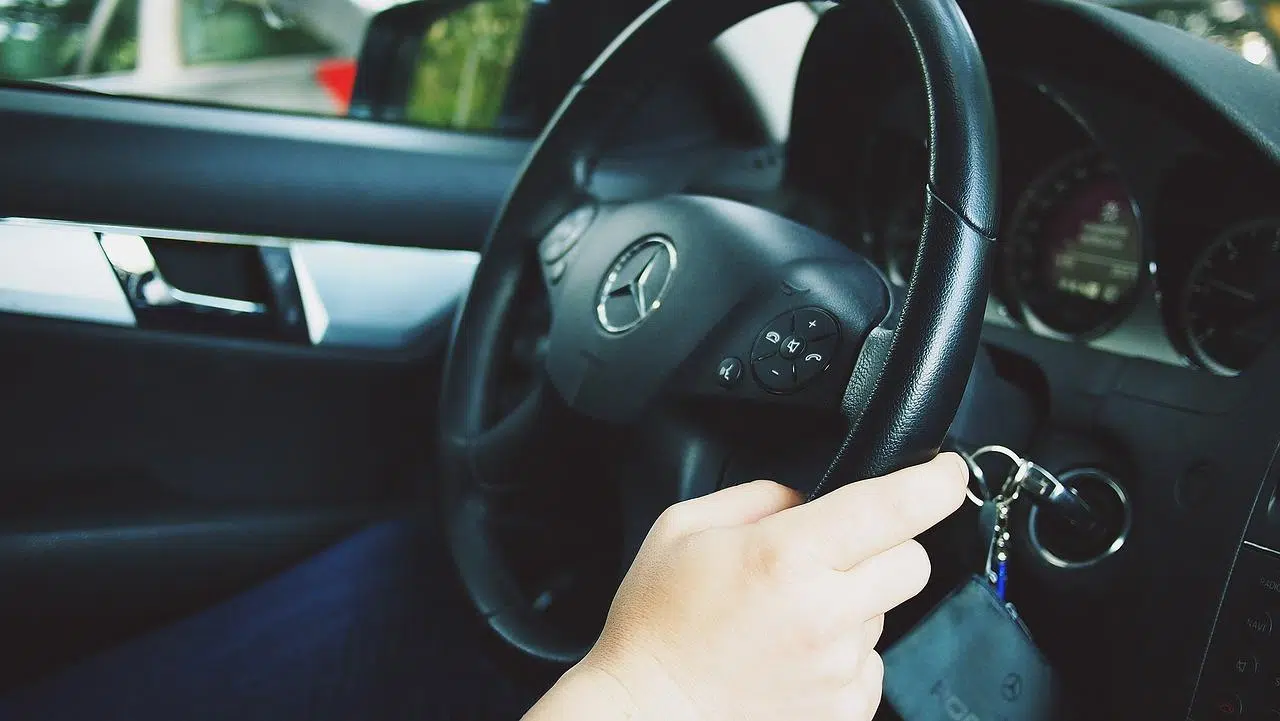 intérieur d'une voiture côté conducteur