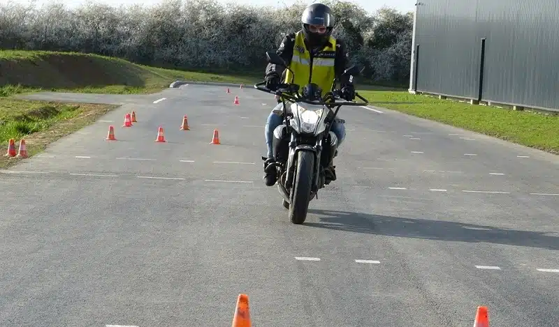 Quels sont les coûts à prévoir pour passer le permis moto