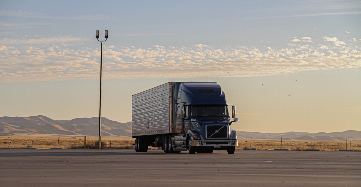 un camion sur un parking